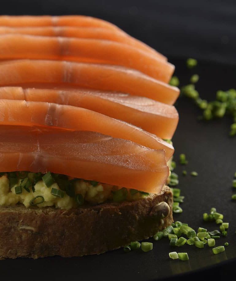 Isbiter-Røkelaks-Pinnekjøtt-Lutefisk-Spekeskinke-Fenalår-Rakfisk-Elgkjøtt-Multer-Reinsdyrkjøtt-Mårpølse-Vossakorv-Vigramor-Fiskekaker-Hummer